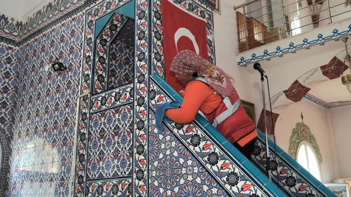 Ceyhan&rsquo;da camilerde Ramazan temizliği