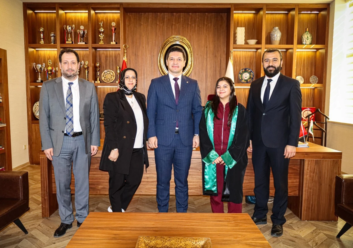 Deprem mağduru Melike avukat olup hak arayacak