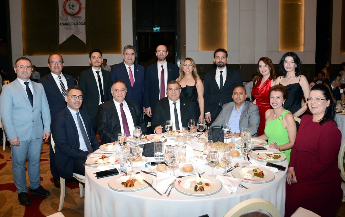 Mesleğinde 30 ve 50 yıllık eczacılara plaket