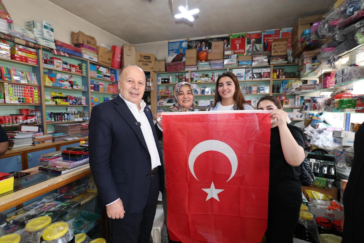 YÜREĞİR BELEDİYESİ’NDEN ESNAFA CUMHURİYET BAYRAMI HEDİYESİ: TÜRK BAYRAĞI