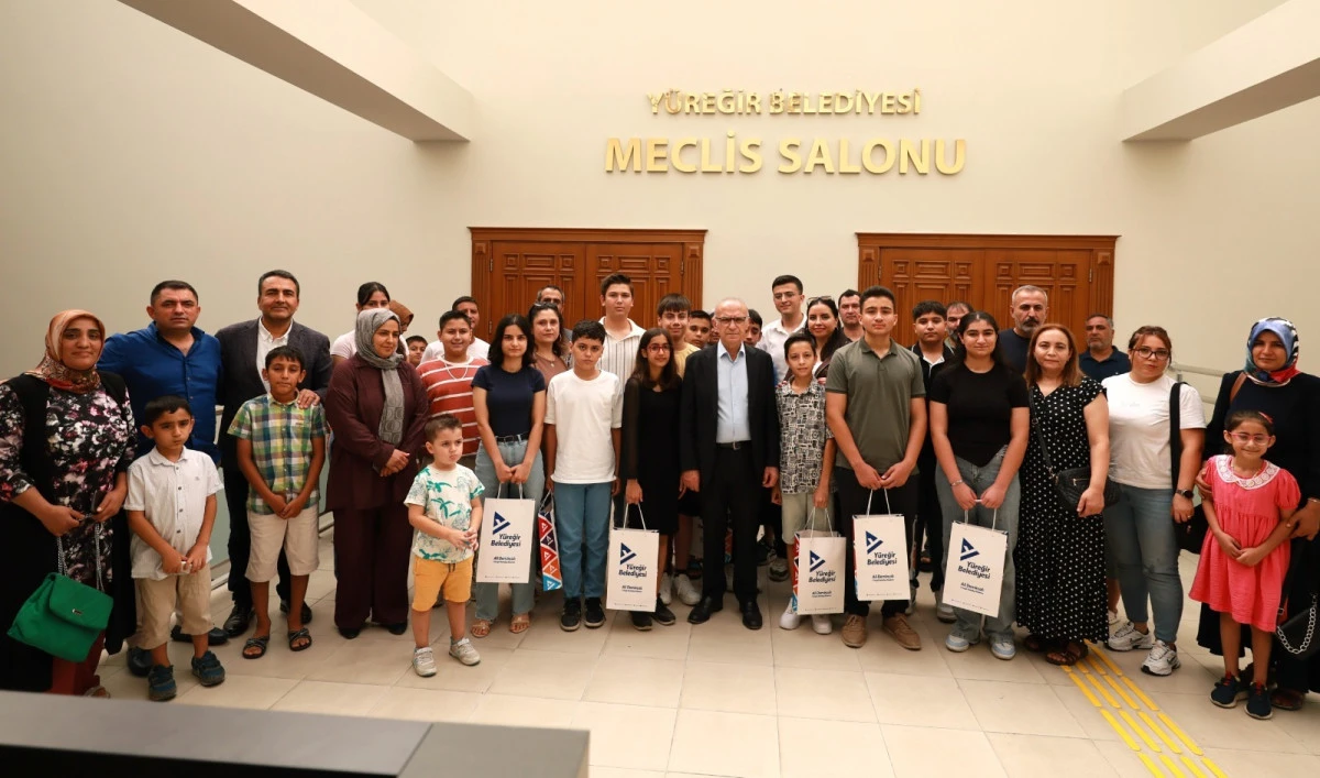Y&Uuml;REĞİR&rsquo;DEN BAŞARILI  &Ouml;ĞRENCİLERE TABLET